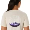 CAMISETA ASICS NATURE DE MANGA CORTA CON CUELLO EN V PARA MUJER CAMISETA ASICS NATURE DE MANGA CORTA CON CUELLO EN V PARA MUJER