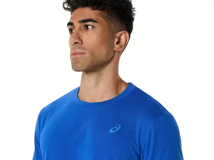 CAMISETA CON BORDADO EN ESPIRAL DE ASICS CAMISETA CON BORDADO EN ESPIRAL DE ASICS