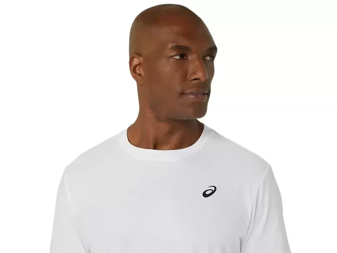 CAMISETA CON BORDADO EN ESPIRAL DE ASICS CAMISETA CON BORDADO EN ESPIRAL DE ASICS