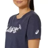 CAMISETA DE MANGA CORTA CON LETRAS FLORALES DE ASICS PARA MUJER CAMISETA DE MANGA CORTA CON LETRAS FLORALES DE ASICS PARA MUJER